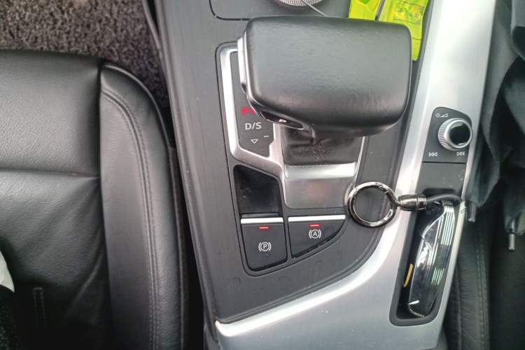 Used Audi A4L 2019 40 TFSI Fashion Edition China VI Emission Standard Gear Lever