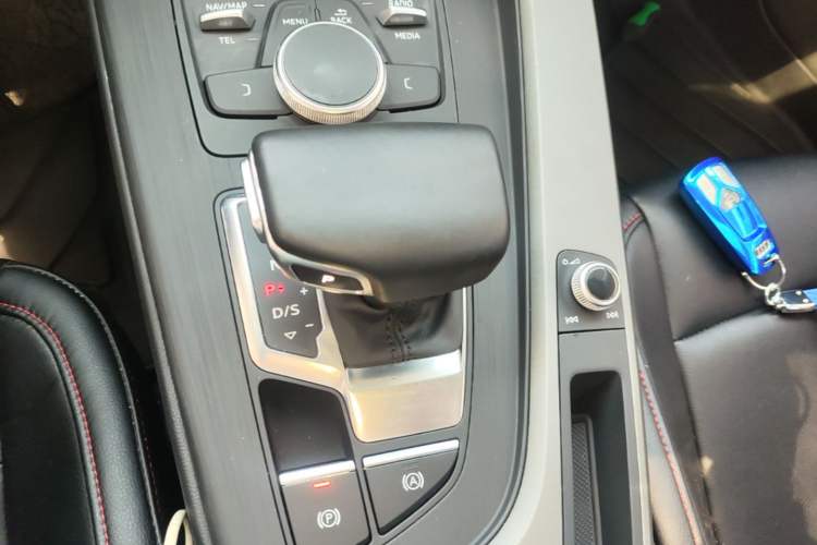 Used Audi A4L 2019 40 TFSI Ambition China VI Gear Lever