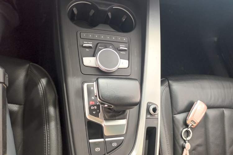 Used Audi A4L 2019 40 TFSI Fashion Edition China VI Emission Standard Gear Lever