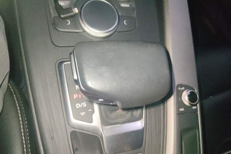 Used Audi A4L 2019 40 TFSI Ambition China VI Gear Lever