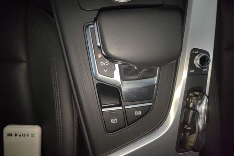 Used Audi A4L 2019 40 TFSI Fashion Version China V Gear Lever