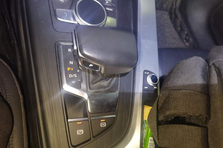 Used Audi A4L 2019 40 TFSI Fashion Edition China VI Emission Standard Gear Lever