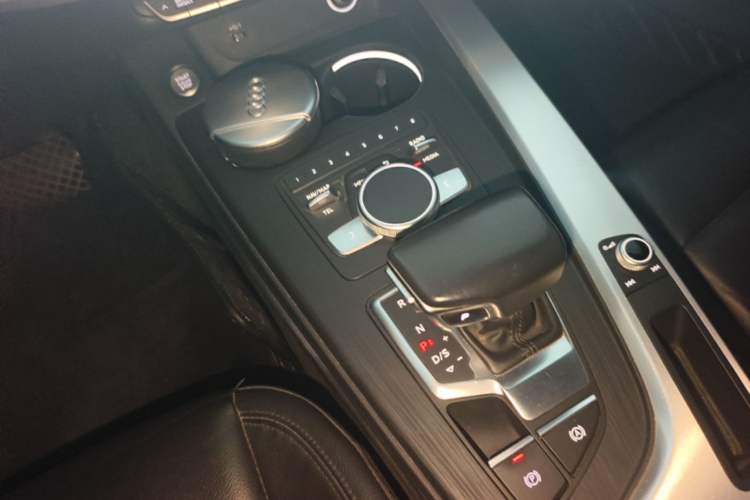 Used Audi A4L 2019 40 TFSI Fashion Edition China VI Emission Standard Gear Lever