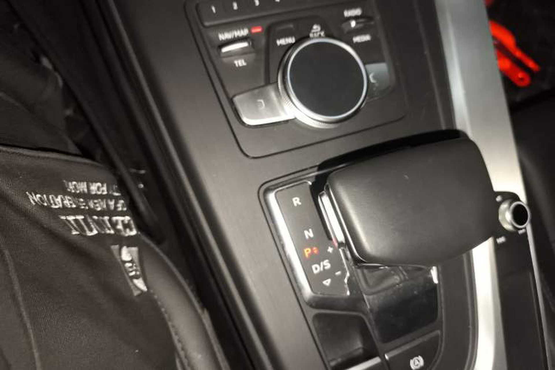 Used Audi A4L 2019 40 TFSI Fashion Edition China VI Emission Standard Gear Lever
