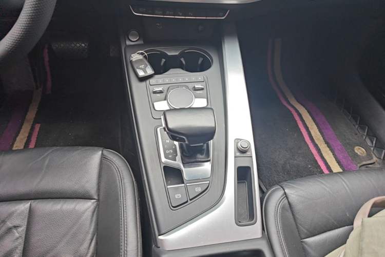 Used Audi A4L 2019 40 TFSI Fashion Edition China VI Emission Standard Gear Lever