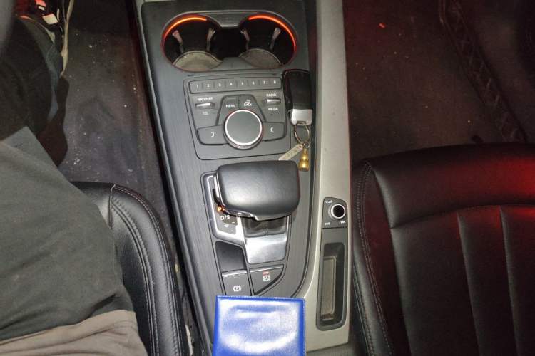 Used Audi A4L 2019 40 TFSI Ambition China VI Gear Lever