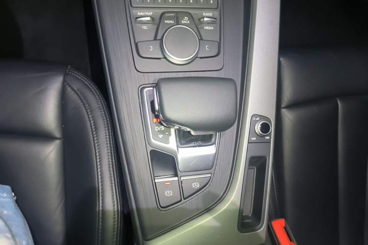 Used Audi A4L 2019 40 TFSI Ambition China VI Gear Lever