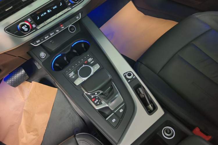 Used Audi A4L 2019 40 TFSI Fashion Edition China VI Emission Standard Gear Lever