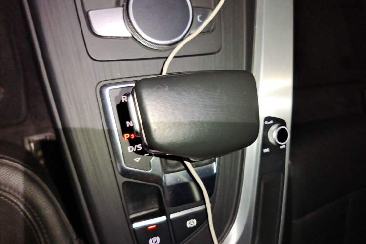 Used Audi A4L 2019 40 TFSI Fashion Edition China VI Emission Standard Gear Lever