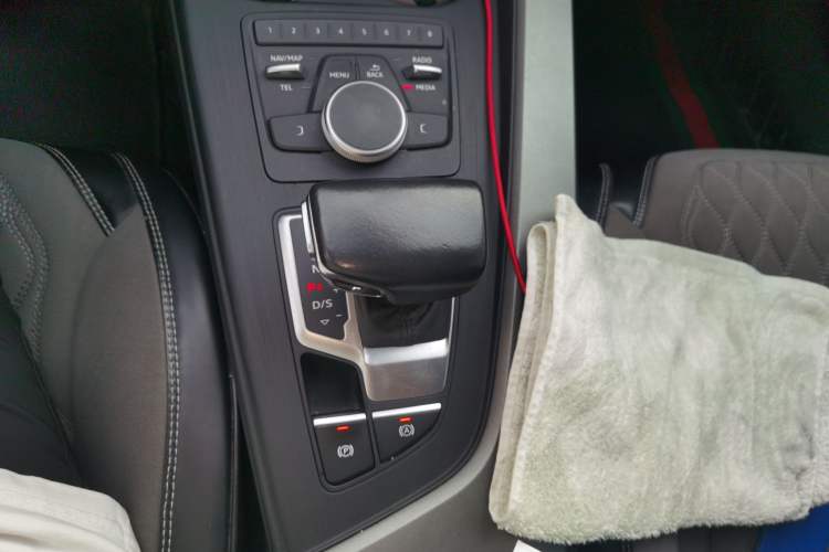 Used Audi A4L 2019 40 TFSI Ambition China VI Gear Lever