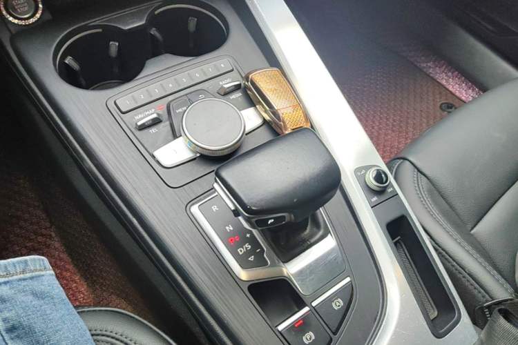 Used Audi A4L 2019 40 TFSI Fashion Edition China VI Emission Standard Gear Lever