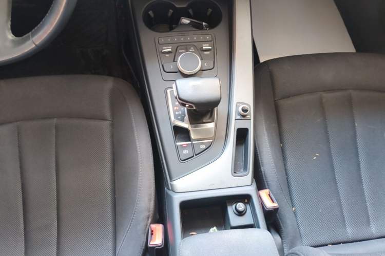 Used Audi A4L 2019 40 TFSI Ambition China VI Gear Lever