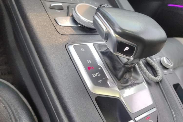 Used Audi A4L 2019 40 TFSI Fashion Version China V Gear Lever