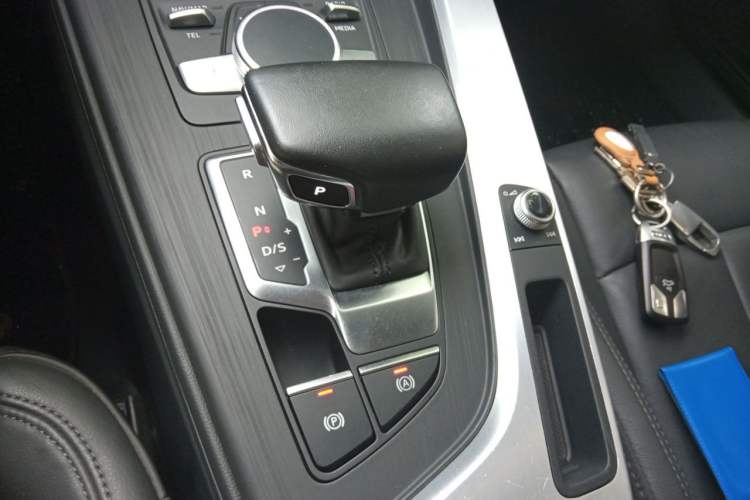 Used Audi A4L 2019 40 TFSI Fashion Edition China VI Emission Standard Gear Lever