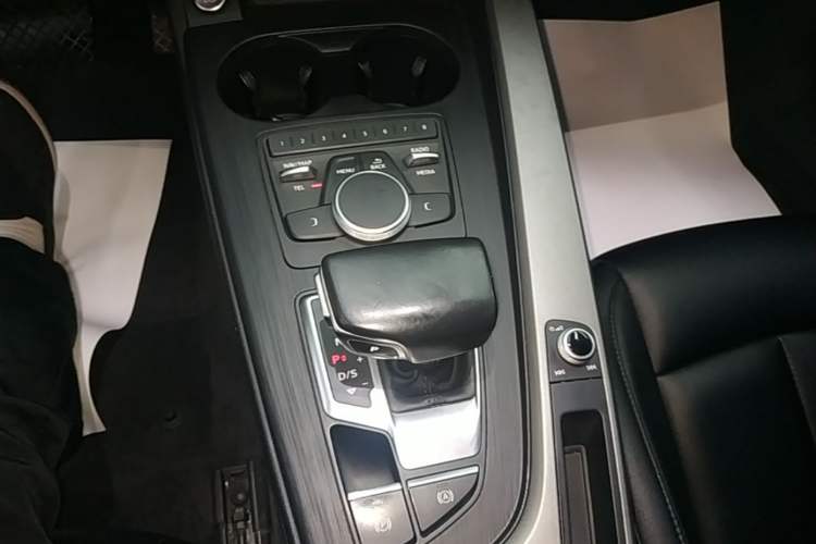 Used Audi A4L 2019 40 TFSI Ambition China VI Gear Lever