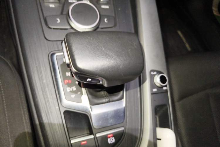 Used Audi A4L 2019 40 TFSI Ambition China VI Gear Lever