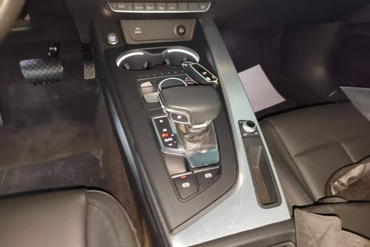 Used Audi A4L 2019 40 TFSI Fashion Version China V Gear Lever