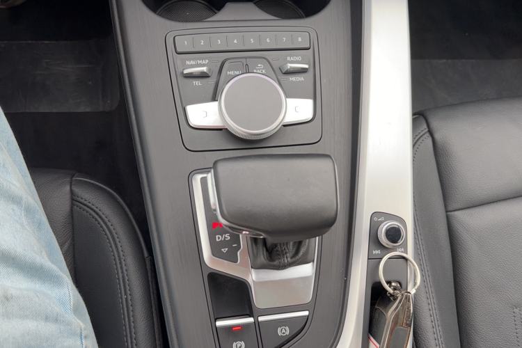 Used Audi A4L 2019 40 TFSI Fashion Edition China VI Emission Standard Gear Lever