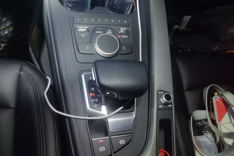 Used Audi A4L 2019 40 TFSI Ambition China VI Gear Lever