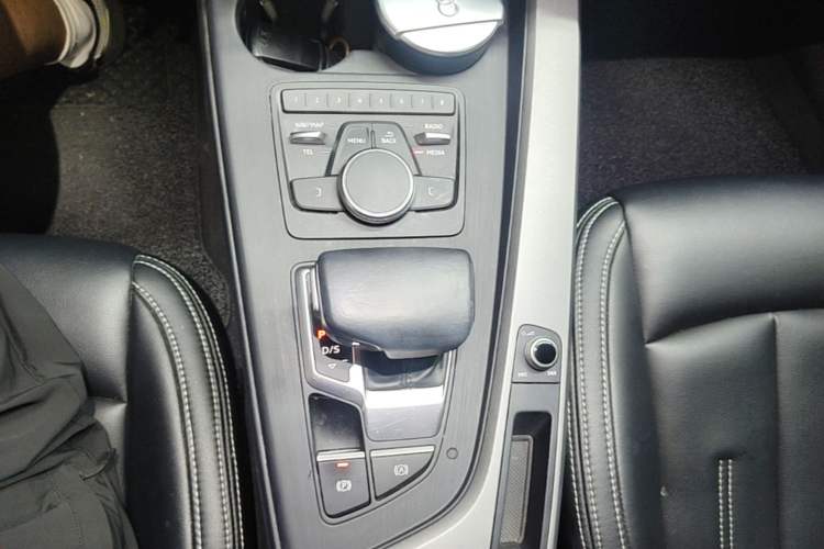 Used Audi A4L 2019 40 TFSI Ambition China VI Gear Lever