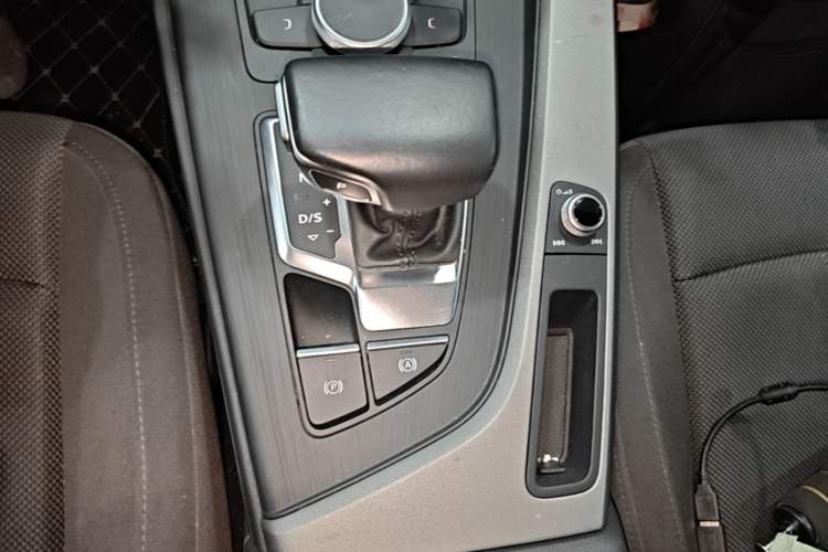 Used Audi A4L 2019 40 TFSI Ambition China VI Gear Lever