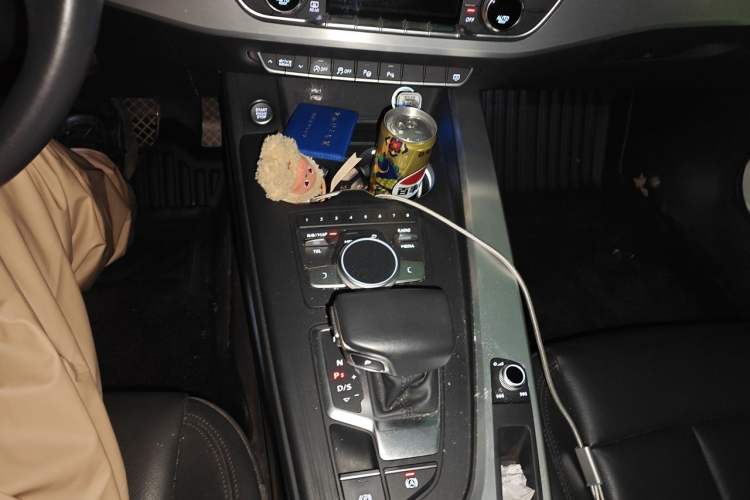 Used Audi A4L 2019 40 TFSI Fashion Edition China VI Emission Standard Gear Lever