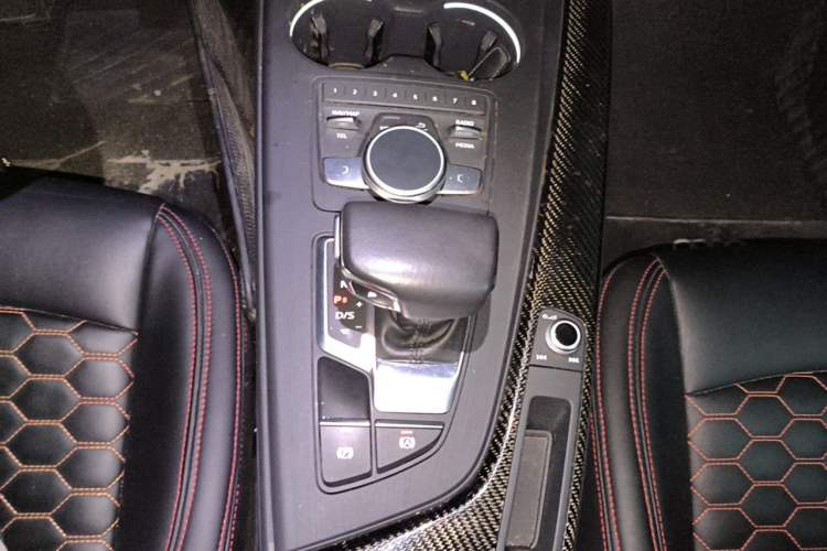 Used Audi A4L 2019 40 TFSI Fashion Edition China VI Emission Standard Gear Lever