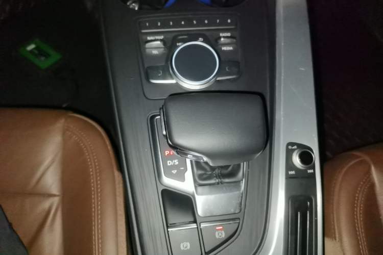 Used Audi A4L 2019 40 TFSI Fashion Edition China VI Emission Standard Gear Lever