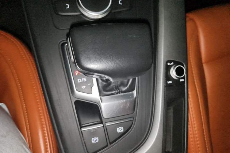 Used Audi A4L 2019 40 TFSI Ambition China VI Gear Lever