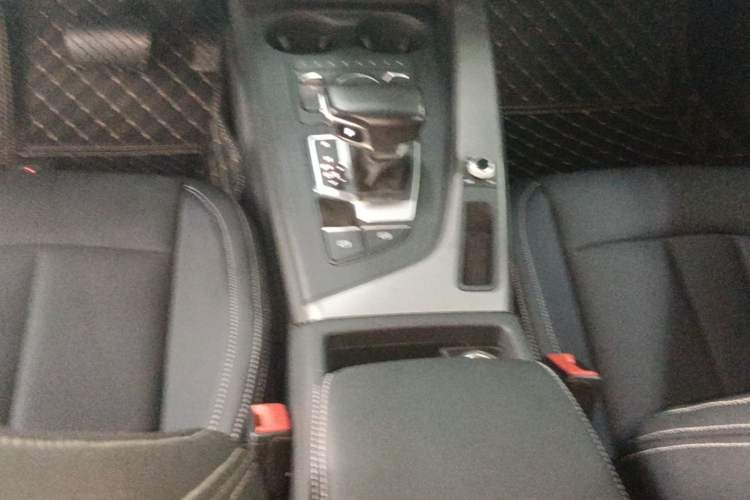 Used Audi A4L 2019 40 TFSI Ambition China VI Gear Lever