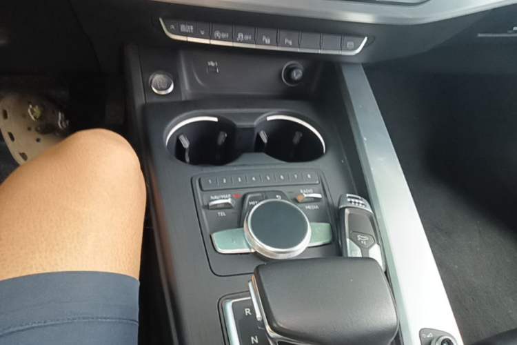 Used Audi A4L 2019 40 TFSI Fashion Version China V Gear Lever