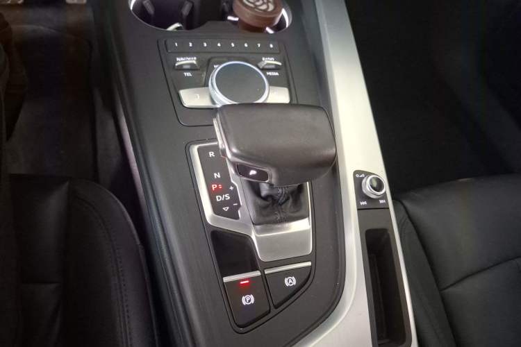 Used Audi A4L 2019 40 TFSI Fashion Edition China VI Emission Standard Gear Lever