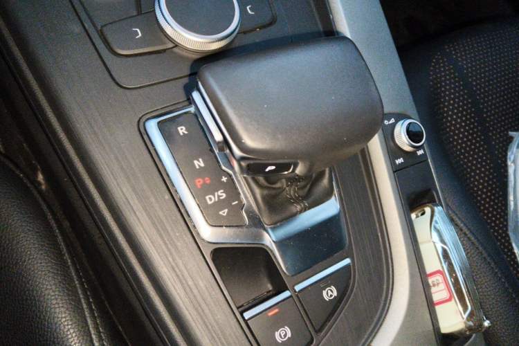 Used Audi A4L 2019 40 TFSI Ambition China VI Gear Lever