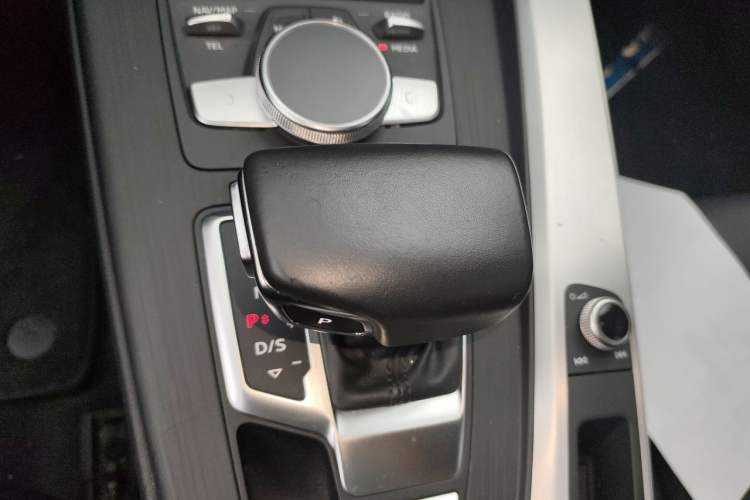 Used Audi A4L 2019 40 TFSI Fashion Edition China VI Emission Standard Gear Lever