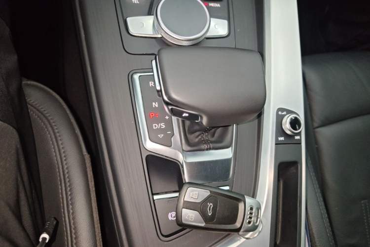 Used Audi A4L 2019 40 TFSI Fashion Version China V Gear Lever