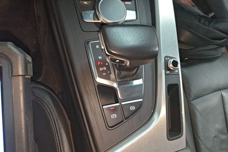 Used Audi A4L 2019 40 TFSI Fashion Edition China VI Emission Standard Gear Lever