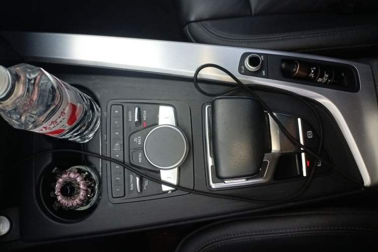 Used Audi A4L 2019 40 TFSI Fashion Edition China VI Emission Standard Gear Lever
