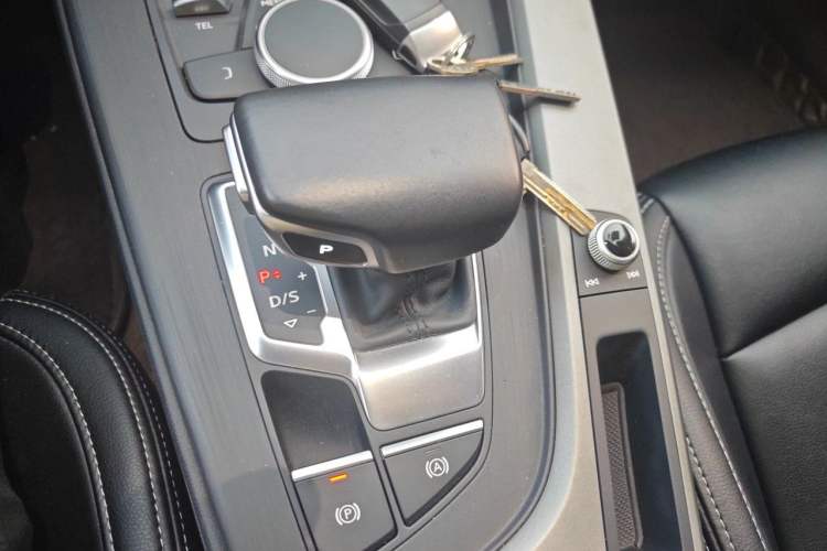 Used Audi A4L 2019 40 TFSI Ambition China VI Gear Lever