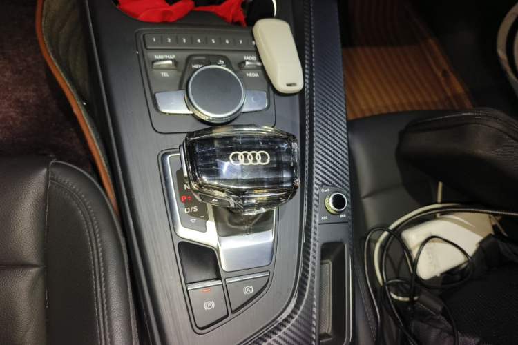 Used Audi A4L 2019 40 TFSI Fashion Version China V Gear Lever