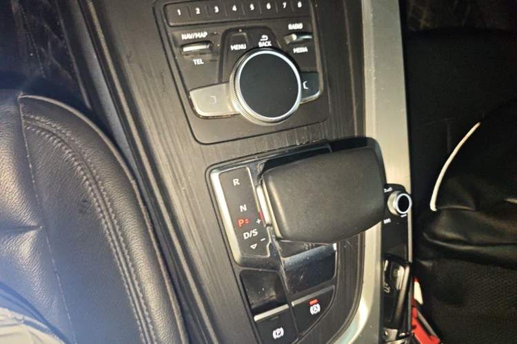 Used Audi A4L 2019 40 TFSI Fashion Edition China VI Emission Standard Gear Lever