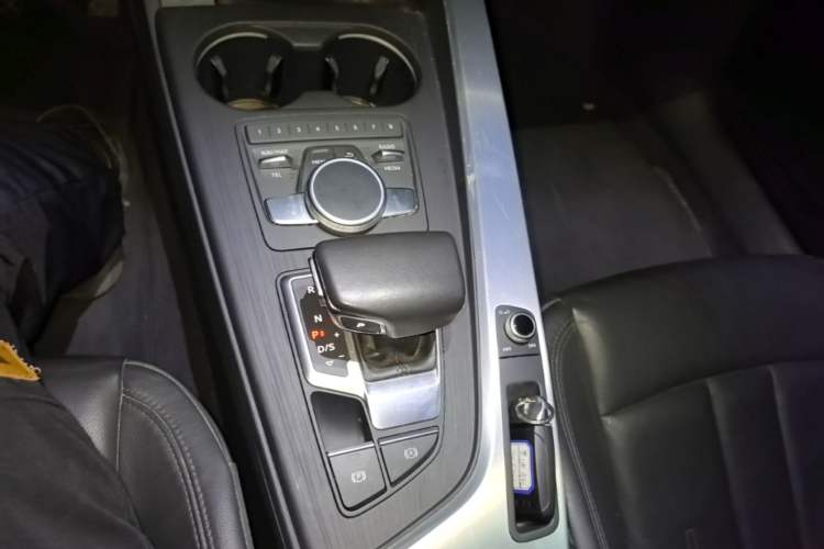 Used Audi A4L 2019 40 TFSI Fashion Version China V Gear Lever