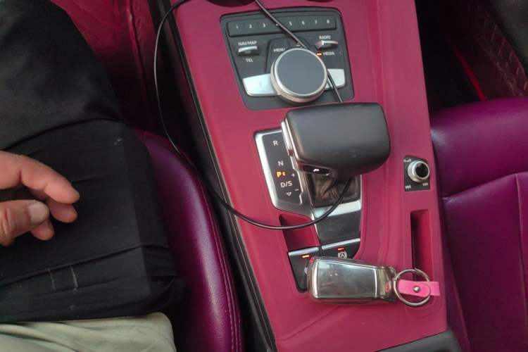 Used Audi A4L 2019 40 TFSI Ambition China VI Gear Lever