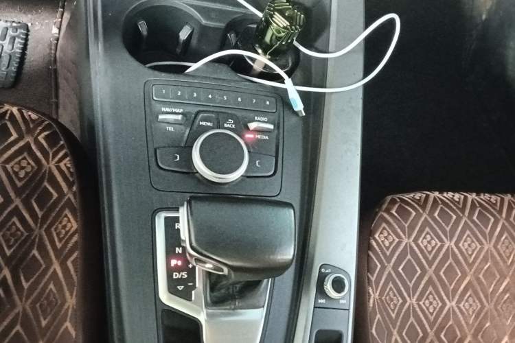 Used Audi A4L 2019 40 TFSI Ambition China VI Gear Lever