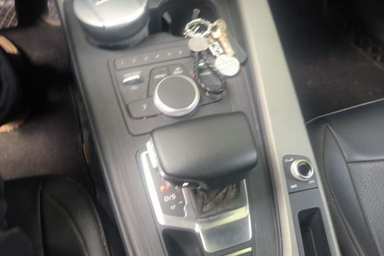 Used Audi A4L 2019 40 TFSI Ambition China VI Gear Lever