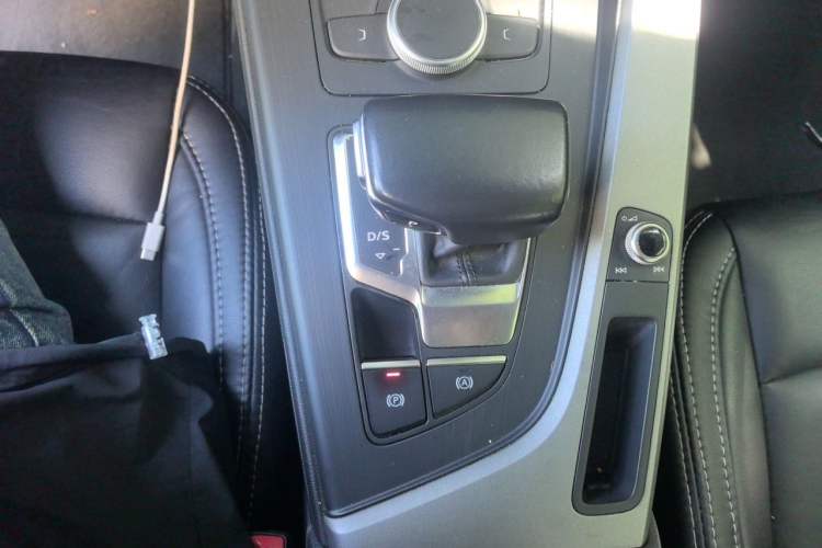 Used Audi A4L 2019 40 TFSI Ambition China VI Gear Lever