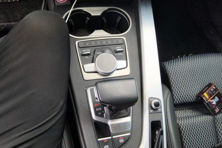 Used Audi A4L 2019 40 TFSI Sporty Version China V Gear Lever