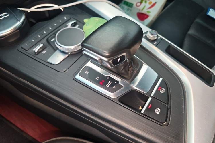 Used Audi A4L 2019 40 TFSI Fashion Edition China VI Emission Standard Gear Lever