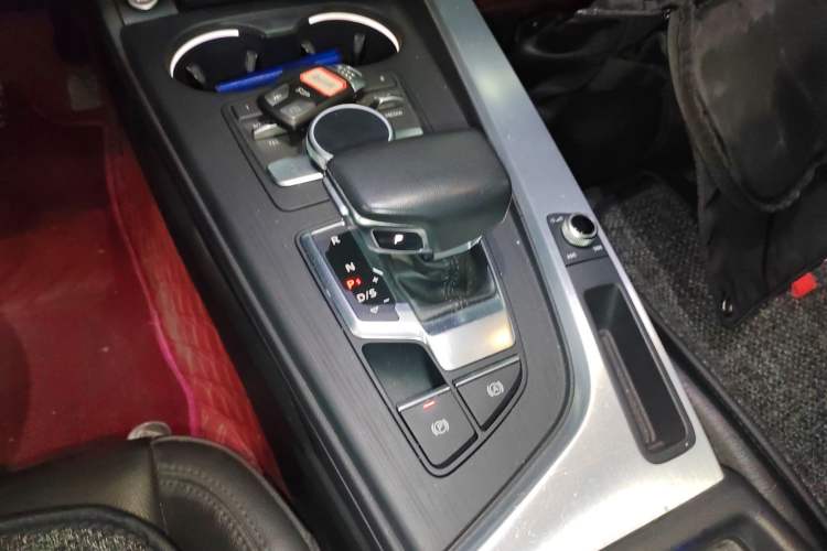 Used Audi A4L 2019 40 TFSI Fashion Version China V Gear Lever