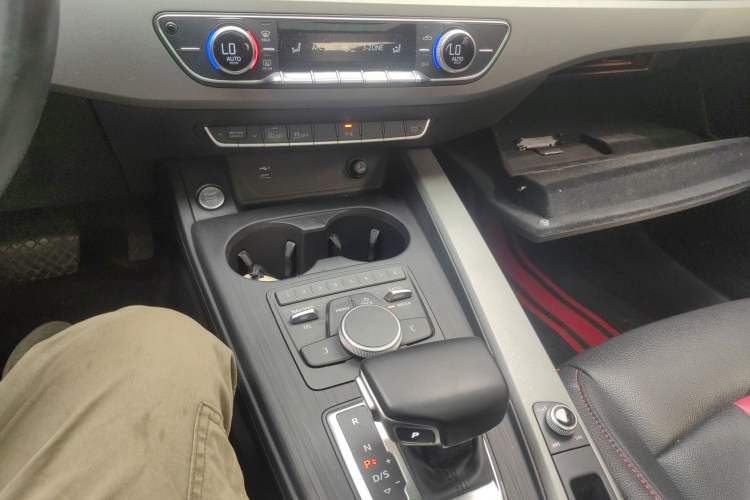 Used Audi A4L 2019 40 TFSI Fashion Edition China VI Emission Standard Gear Lever