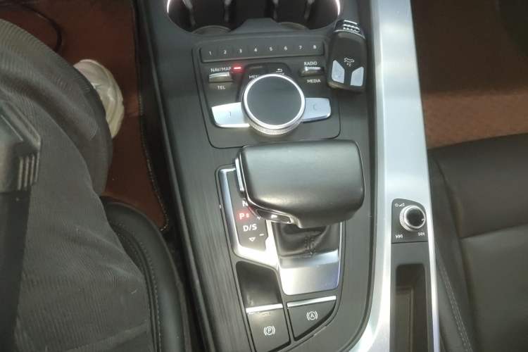 Used Audi A4L 2019 40 TFSI Fashion Version China V Gear Lever